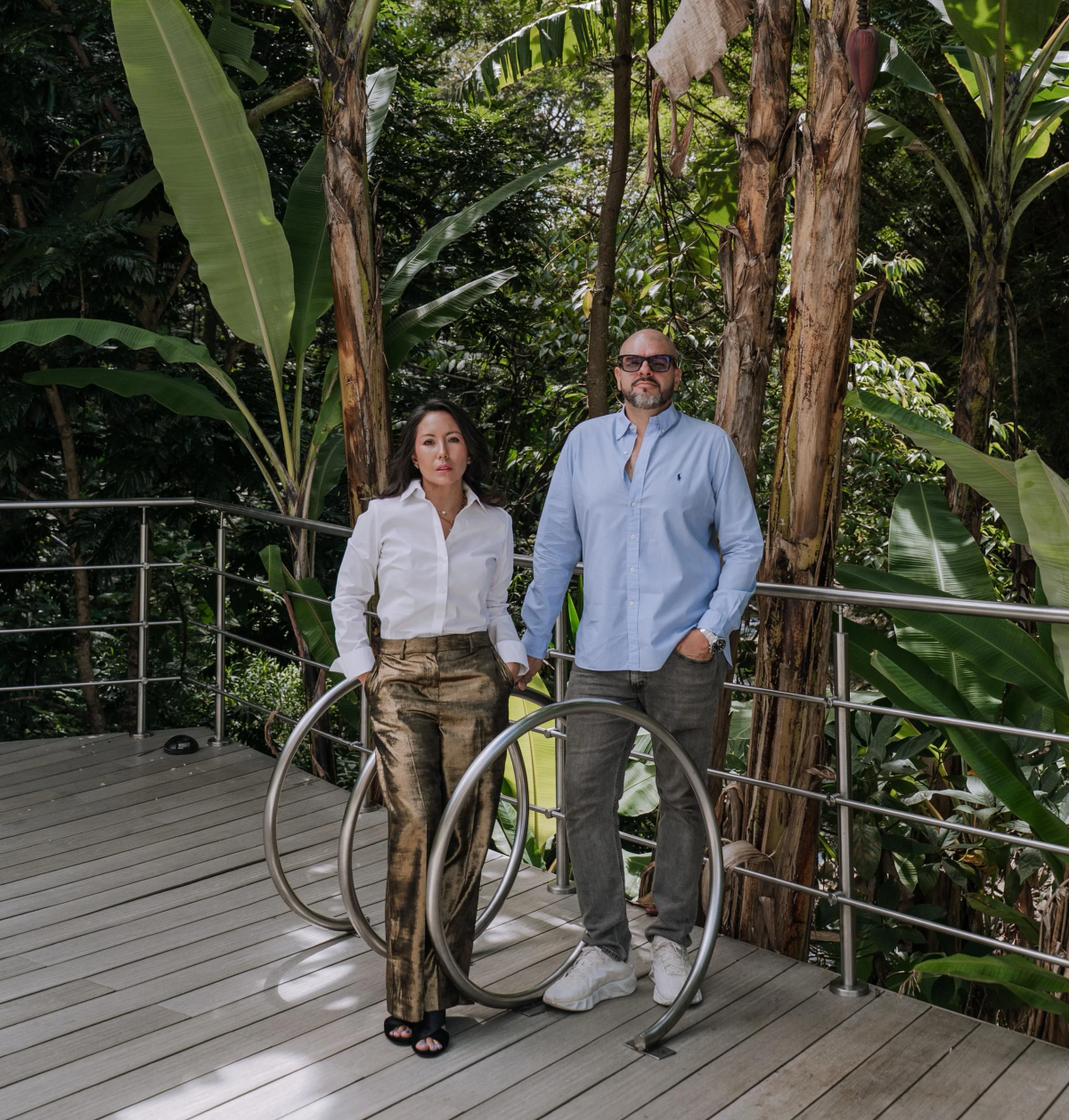 Vanessa y Francisco en una terraza rodeada de vegetación tropical